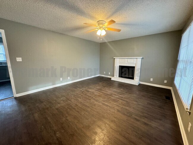 Building Photo - Newly Renovated 4 Bedroom 2 Bathroom!!
