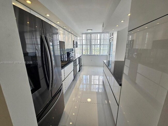 Building Photo - 18051 Biscayne Blvd