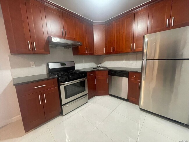 Foto del edificio - 75-48 Parsons Blvd