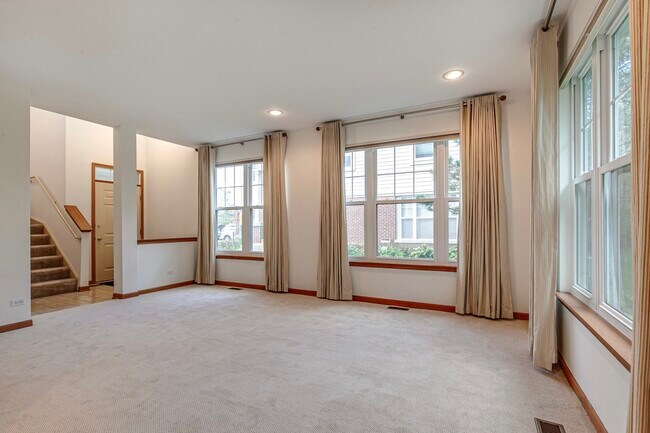 Building Photo - 462 Pine Lake Cir