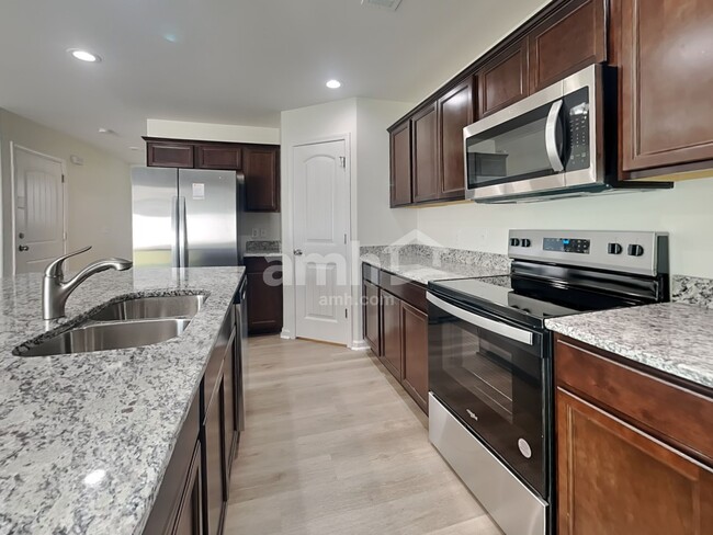 Foto del edificio - 227 Sterling Dr