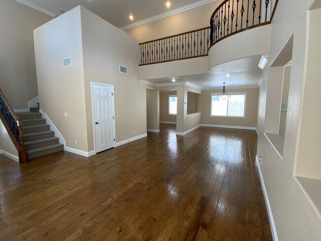 Foto del edificio - SUPER UPGRADED 3BD/2.5BA HOME W/ POOL/SPA!!