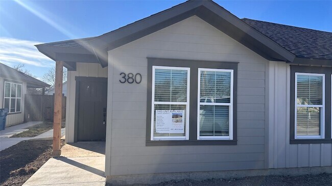 Foto del edificio - 380 N Dallas St