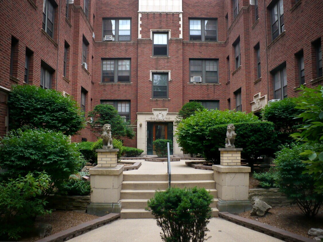 Primary Photo - 919 W George St