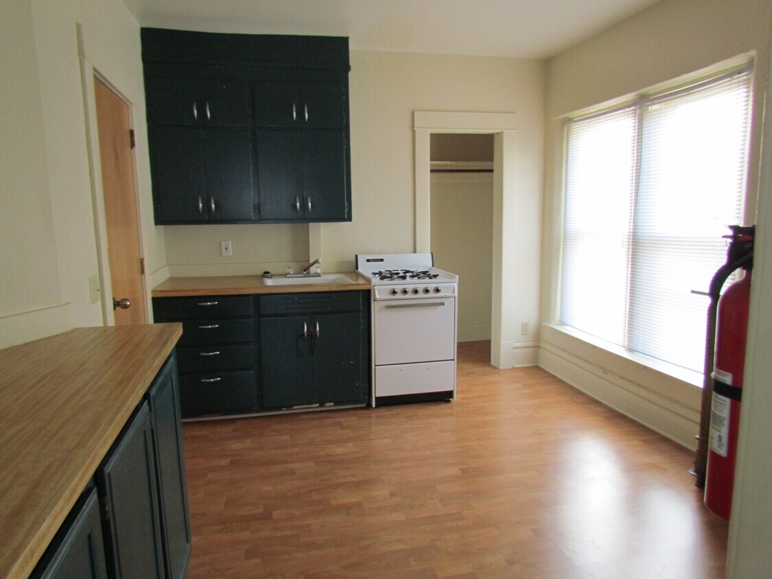 Foto principal - 327 E Cherry St