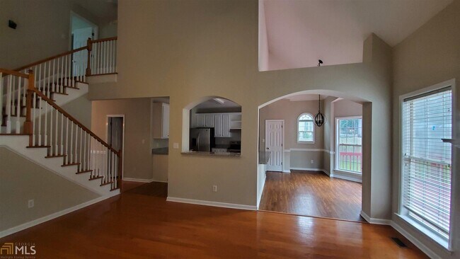 Building Photo - 533 Edgefield Way