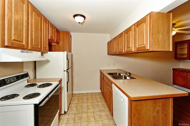 Building Photo - 995 N Cass Lake Rd