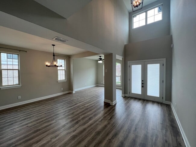 Building Photo - Spacious 5 Bedroom 3.5 Bath plus Bonus in ...
