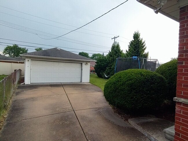 Foto del edificio - Beautiful, sprawling, brick ranch - $1700/mo