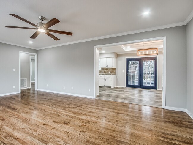Building Photo - 239 NE Avondale Ave