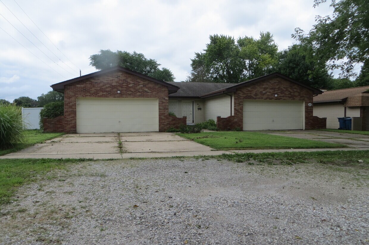 2238 E Hazel Dell Rd Unit East, Springfield, IL 62703 Apartments in Springfield, IL