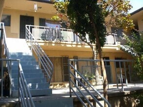 Building Photo - 4106 Rosewood Ave
