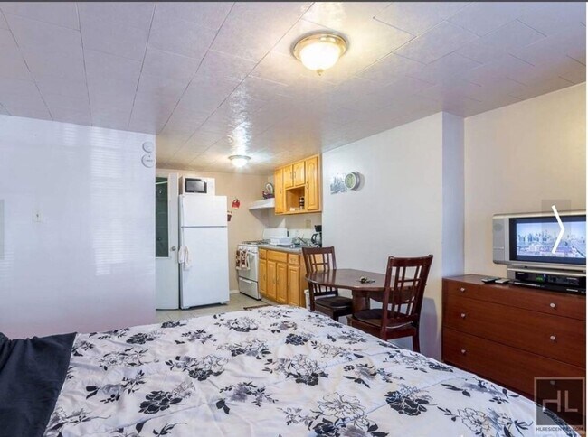 Foto del edificio - LARGE AND BRIGHT STUDIO  CHAUNCEY STREET/ ...