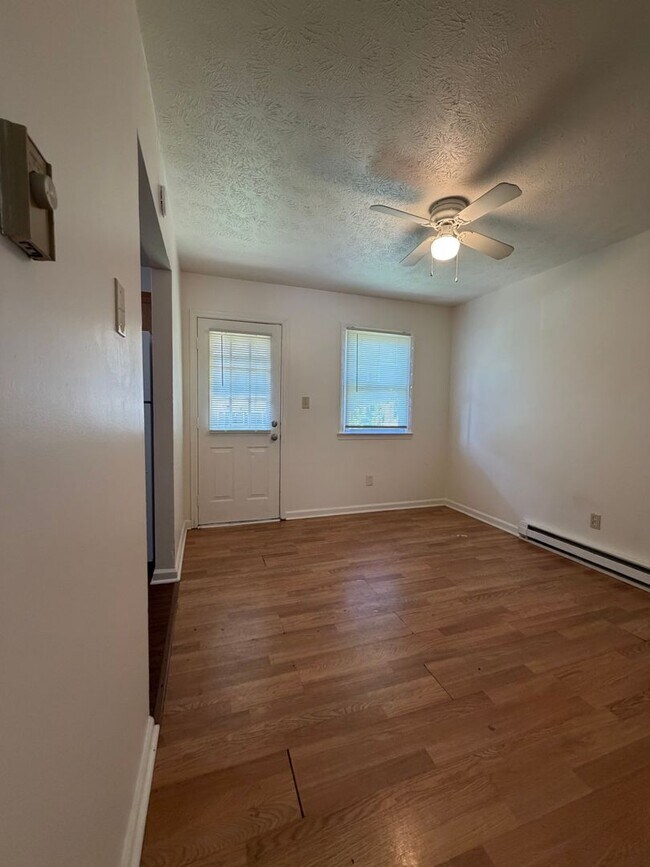 Building Photo - FIRST MONTH HALF OFF - 2 Bedroom in Versailles