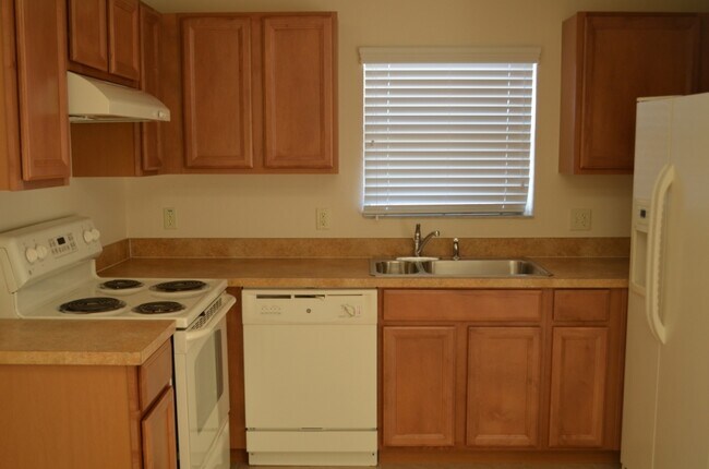 Building Photo - 2/2.5 Townhouse with 1/1 Detached Garage A...