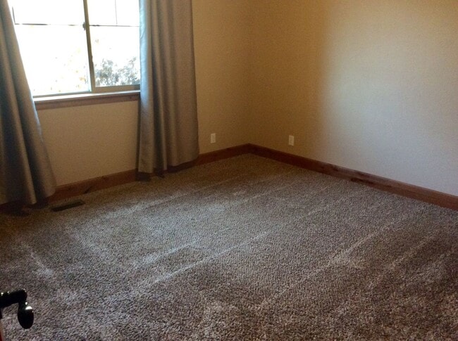 Building Photo - Stunning Townhome in South Heart