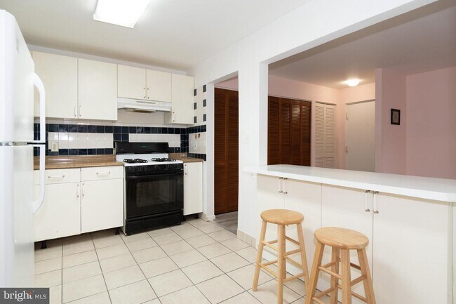 Building Photo - 4400 Island Pl