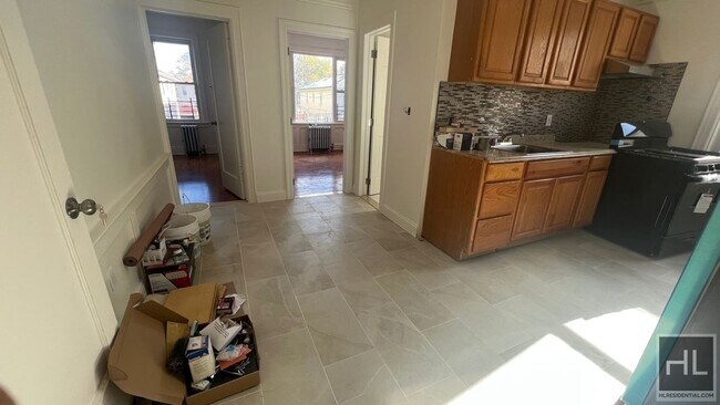 Foto del edificio - GUT RENOVATED  SUNNY 2 BEDROOMS EAST 45 ST...