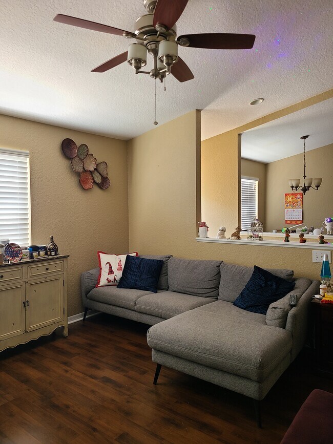 Living room - 858 Grand Regency Pointe
