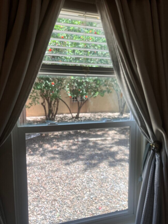 Ventana del dormitorio principal - 3855 Montgomery Blvd NE