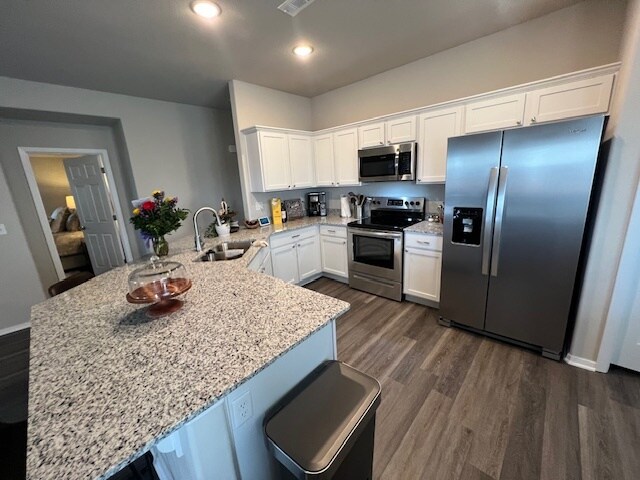 Gran cantidad de encimeras de granito - 2904 Emil Dr