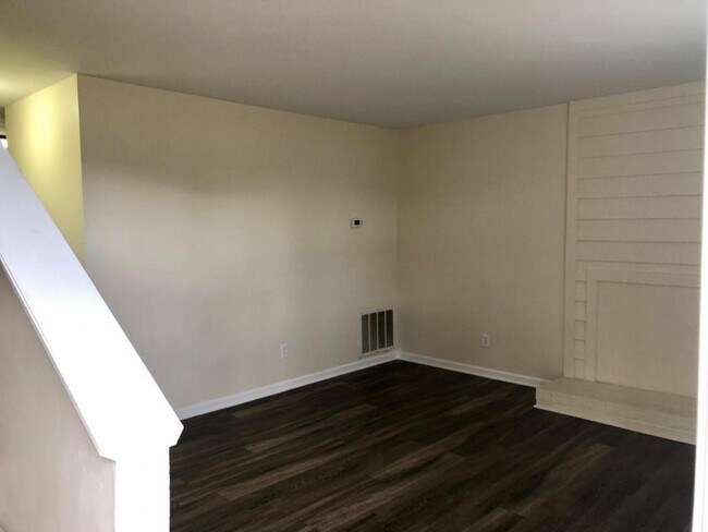 Building Photo - 5 Sidbrook, Unit B