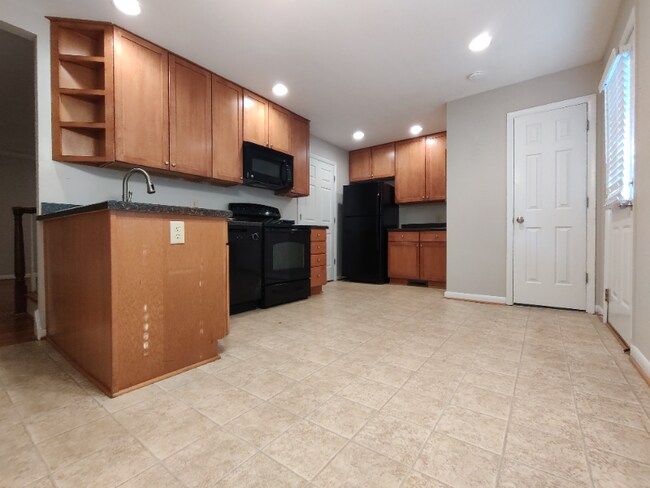 Building Photo - 914 Athens Dr