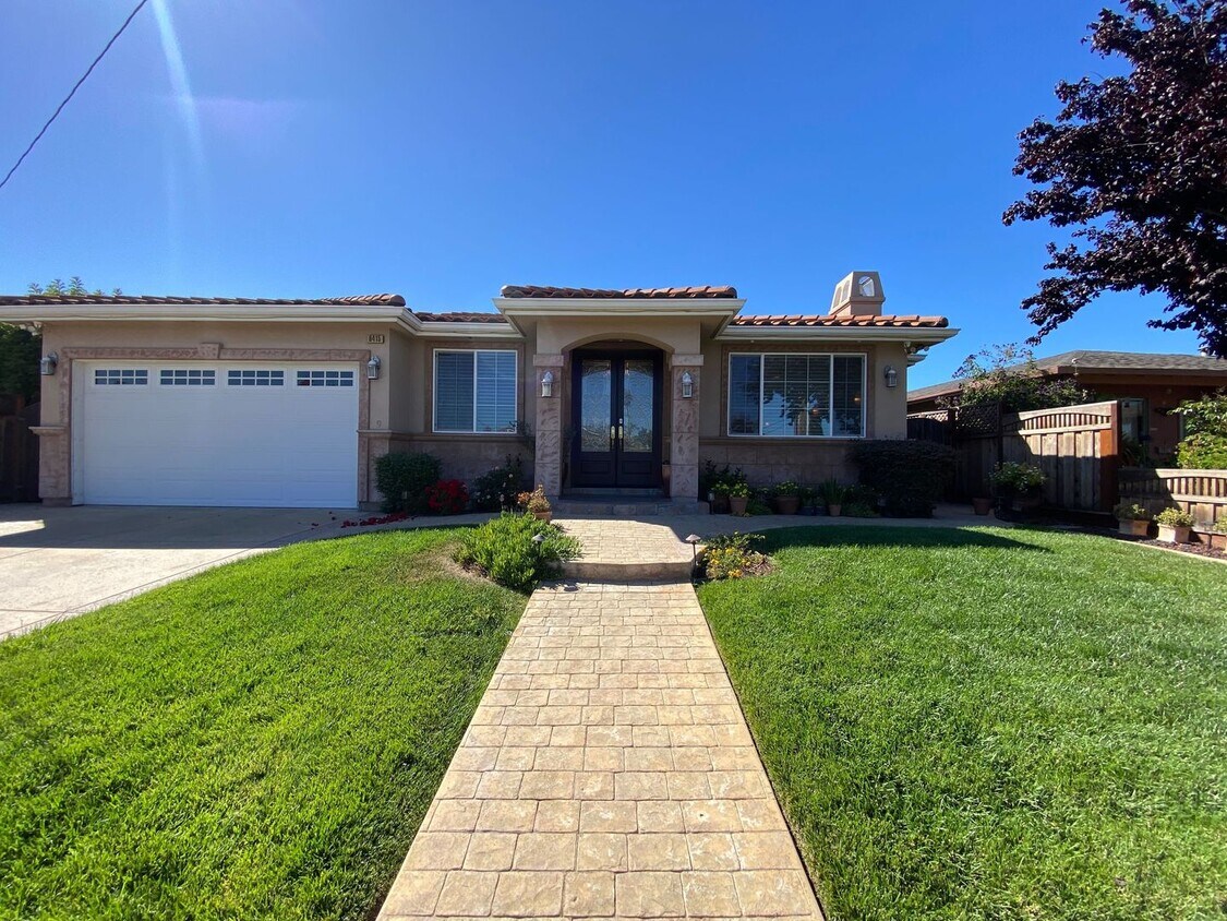 Foto principal - Gorgeous, Luxury and Furnished 3 bed 3 bat...