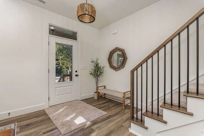 Foto del edificio - Gorgeous New Construction near Downtown Du...