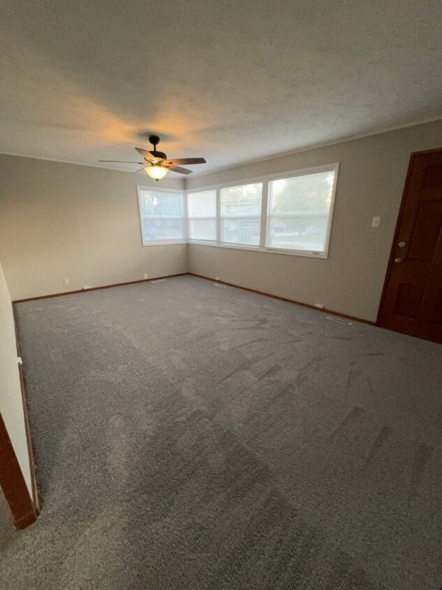 Foto principal - Stunning 2-Bed, 2-Bath Home with Oversized...