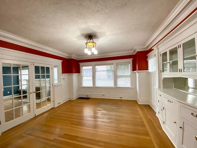 Foto del edificio - Beautiful Craftsman on Broadway with Live-Work Space Option