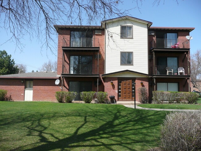 Front - 729 65th St