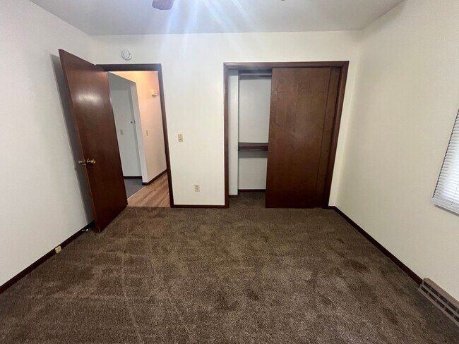 Foto del edificio - 2-Bedroom Single Family Duplex Available for Rent in Goshen's Colonial Farms Subdivision