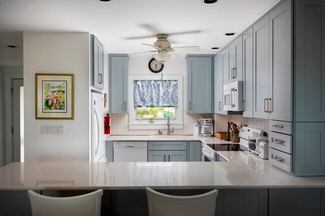 Foto del edificio - 1 Bedroom 1 Bathroom Furnished Second Floor Direct Ocean View Condo Lease dates: 5/1/2026 - 12/31...