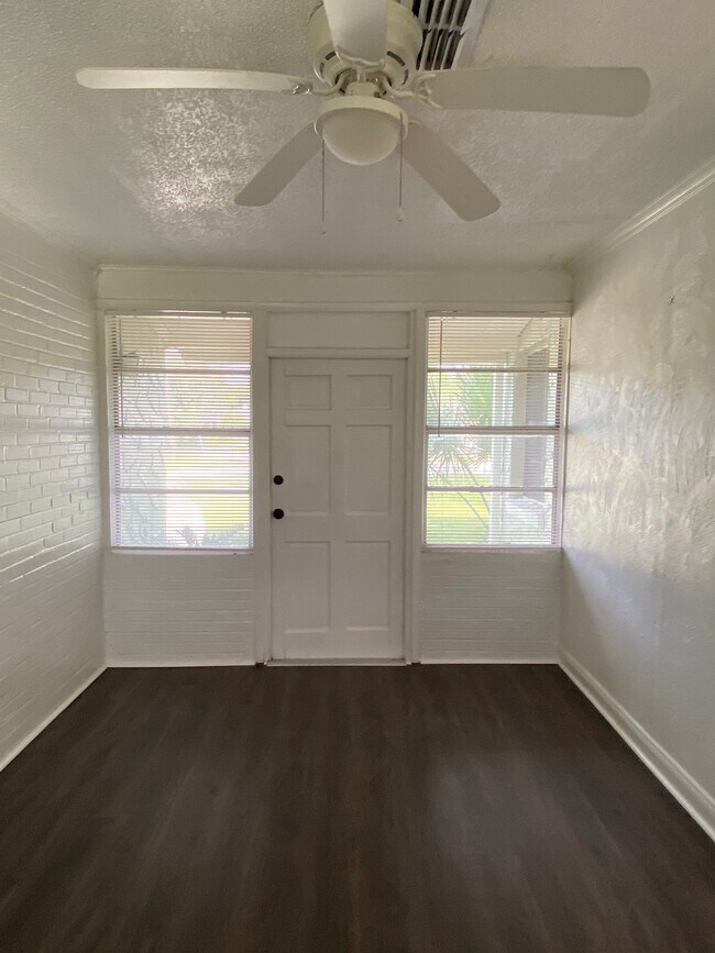 Foto del edificio - 373 Pine Rd