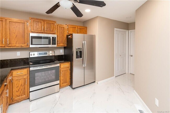 Building Photo - 205 Crestwood Ct