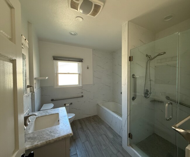 Bathroom - 2934 Farmdale Ave