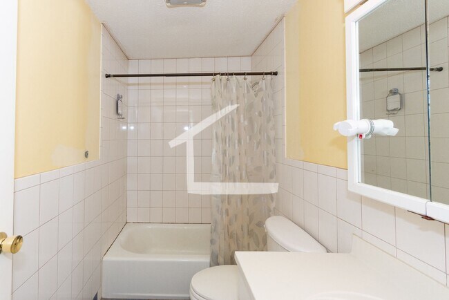Building Photo - Recently Renovated, In-Unit Washer and Dry...