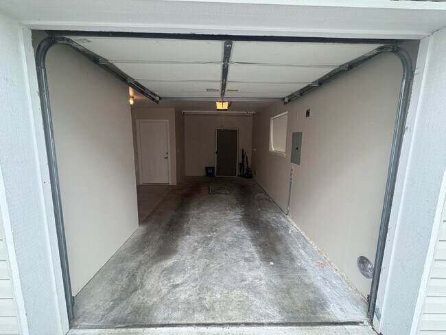 Foto del edificio - Bright, Spacious Townhome with Stylish Upgrades in Pinehurst/Roosevelt