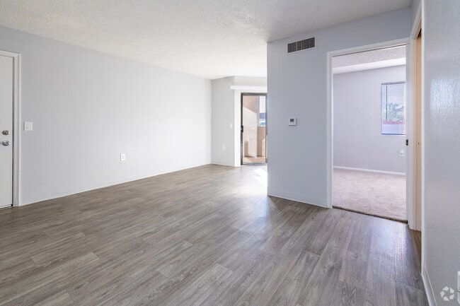 1BR, 1BA - 520SF - Living Room - Ten50 Apartments