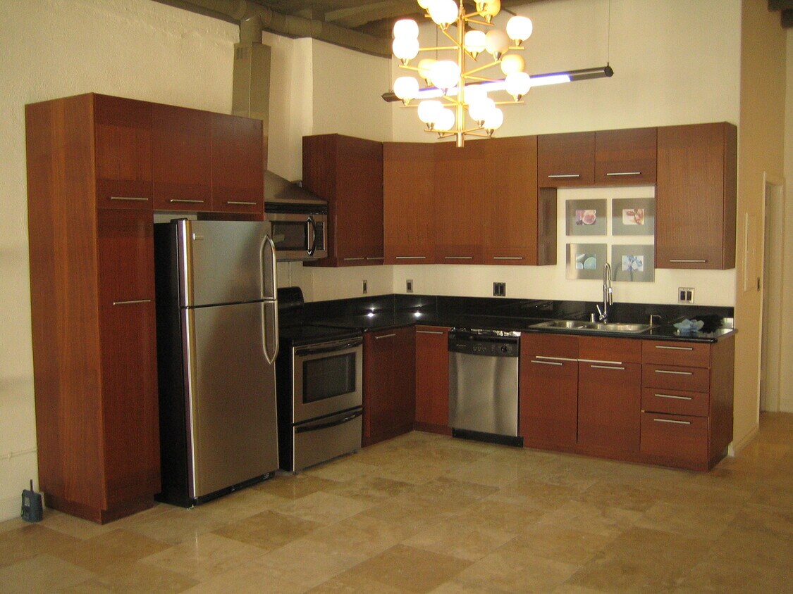Primary Photo - 312 W 5th St