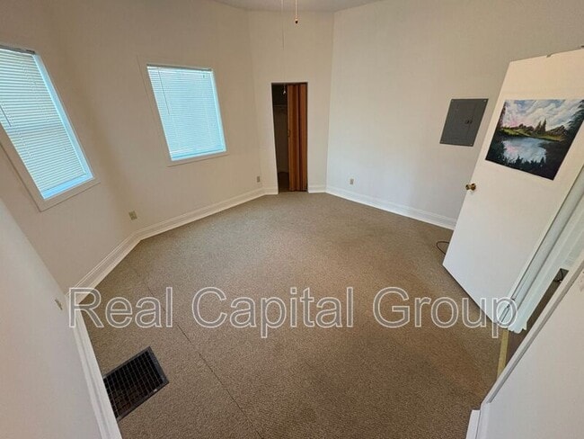 Building Photo - 340 N Main St