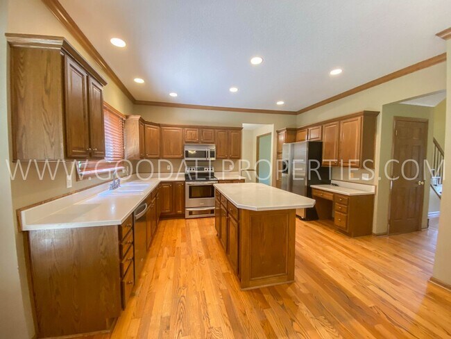 Foto del edificio - Executive Home - 4 Bedroom, 3.5 Bathroom in Country Club Neighborhood with Finished Basement
