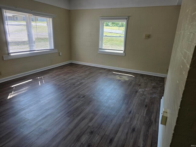 Building Photo - 2301 E 5th St