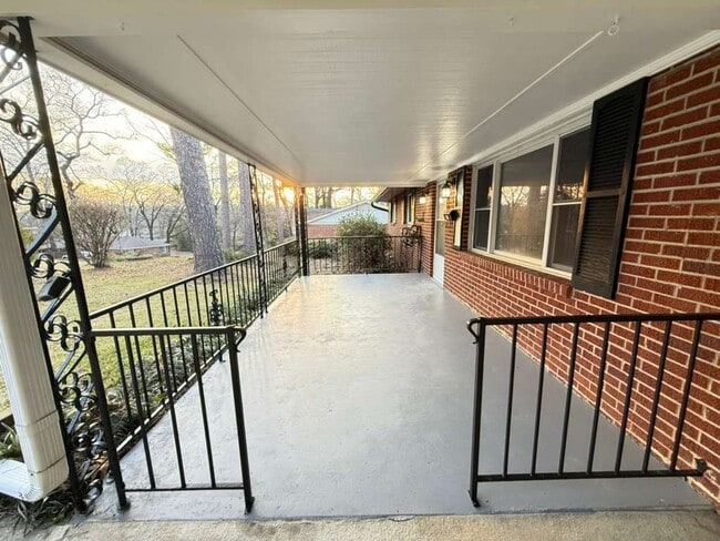 Foto del edificio - FOR RENT – FULLY REMODELED 4 BEDROOM | 2 BATH HOME!