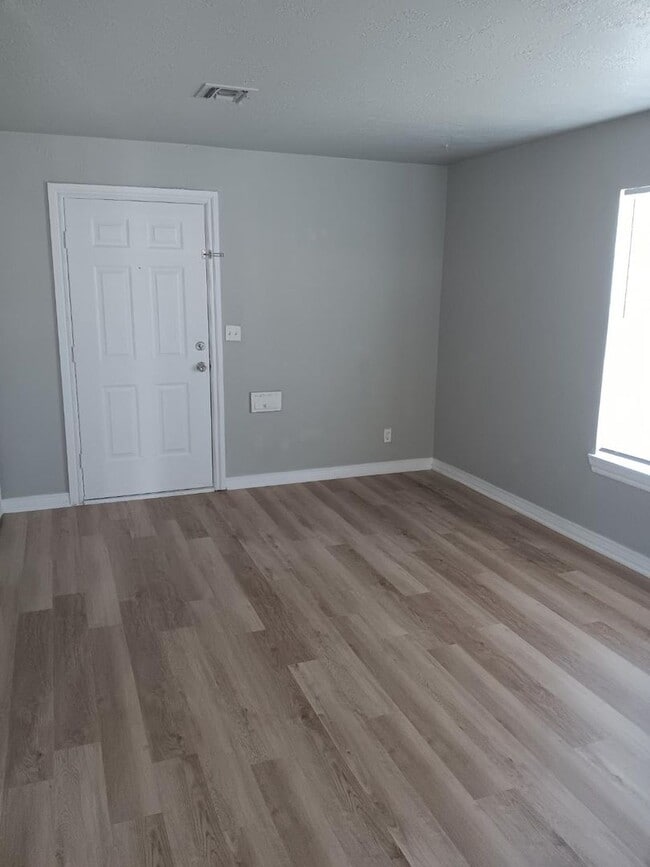 Photo - 2 BED 1 BATH DUPLEX FOR LEASE House