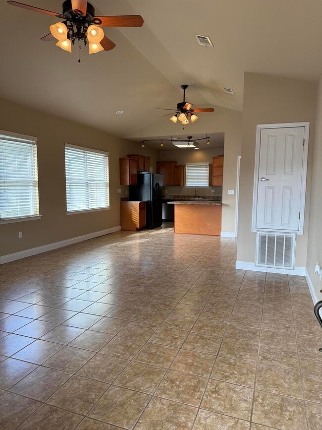 Foto del edificio - 129 Daisy Ln