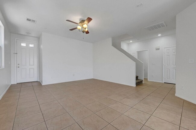 Foto del edificio - Adorable 2 story in the Northwest! Fresh paint and new carpet!