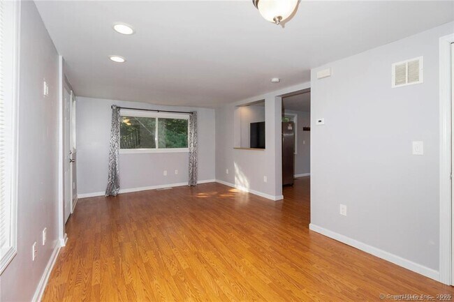 Foto del edificio - 690 Plainville Ave