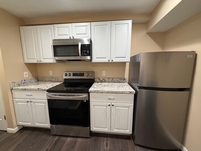 Building Photo - 2080 Debeers Dr